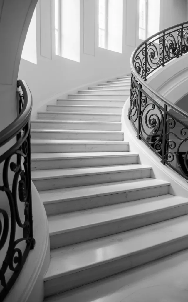 Install a monochrome staircase with black and white contrast